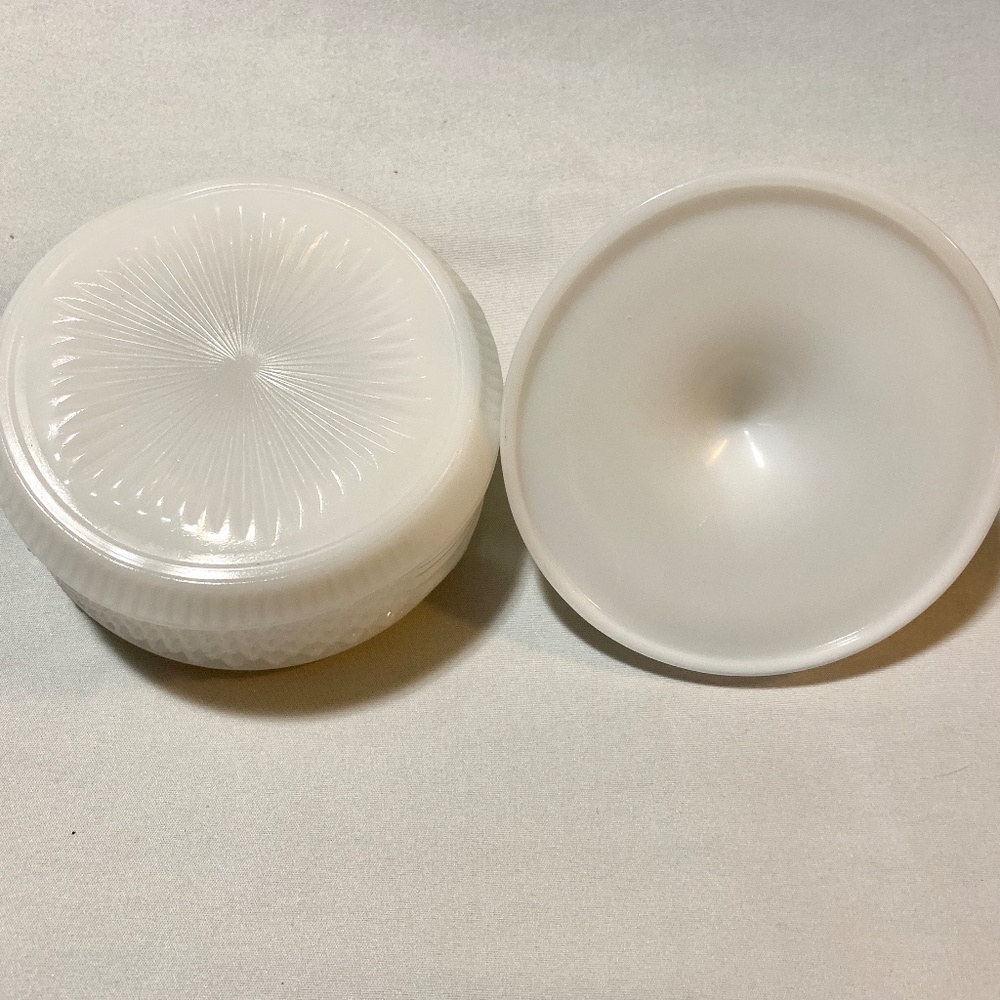 Vintage MCM Westmoreland Milk Glass English Hobnail 5” Powder Jar 1960's - Picture 4 of 4